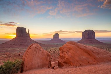 ABD 'nin Arizona kentindeki anıt vadisinin manzarası gün doğumunda