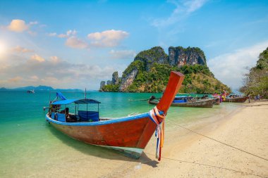 Tayland geleneksel ahşap kuyruklu teknesi ve Tayland 'ın Krabi eyaletindeki güzel kumsal plajı..