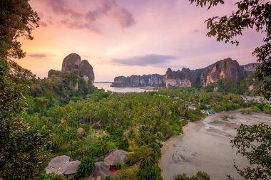 Railay plajının güzel manzarası, Krabi, Tayland gün batımından en iyi manzara.