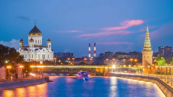 モスクワ川と夕日でロシアのクレムリン宮殿の全景 — ストック写真