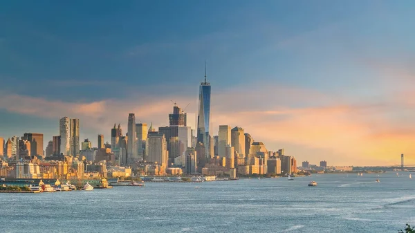 纽约市日落时曼哈顿天际线的城市景观 — 图库照片