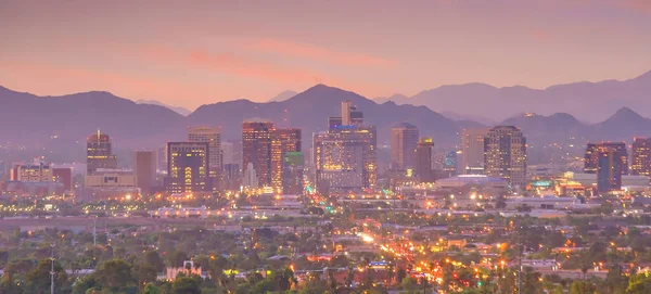 アリゾナのフェニックス市中心街のスカイライン日没時の街並 — ストック写真