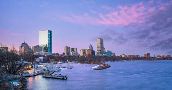 Panorama Näkymä Boston Skyline Pilvenpiirtäjiä Yli Veden Hämärässä Yhdysvalloissa — kuvapankkivalokuva