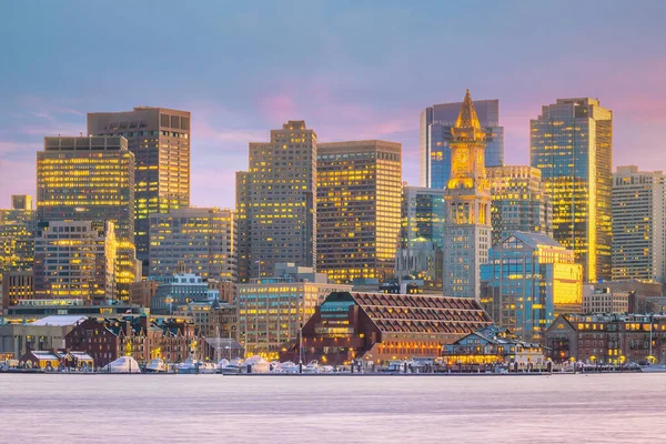 Вид Бостонский Небоскреб Небоскребами Над Водой Свете Фар Сша — стоковое фото