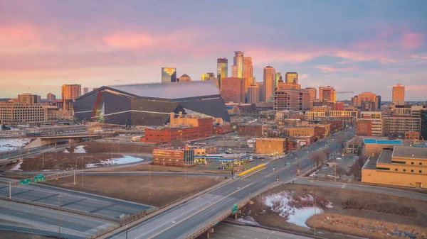 Minneapolis 'in şehir merkezi günbatımında Minnesota, ABD' de ufuk çizgisi