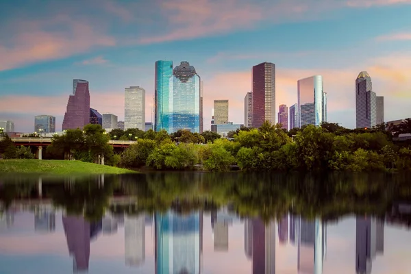 ヒューストン市のダウンタウンのスカイライン日没時のテキサス州の街並み — ストック写真