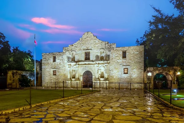 美国德克萨斯州圣安东尼奥市黄昏的历史阿拉莫 — 图库照片