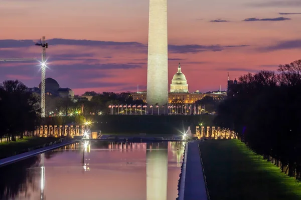 ワシントンD の反射プールで映し出されたワシントン記念碑日の出に米国 — ストック写真