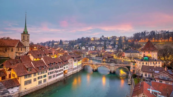 伯尔尼市的天际线 日落时瑞士的城市景观 — 图库照片