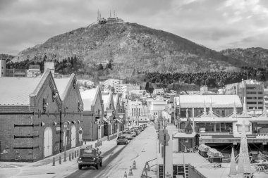 Hakodate, Hokkaido Japonya 'da kışın alacakaranlıkta tarihi kırmızı tuğla depoları ve Hakodate Dağı' nın şehri.