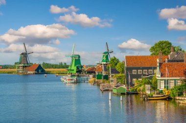 Hollanda, Amsterdam 'da günbatımında yel değirmenleri olan geleneksel bir köy.