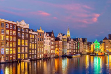 Amsterdam şehir merkezi silüeti. Gün batımında Hollanda 'da şehir manzarası