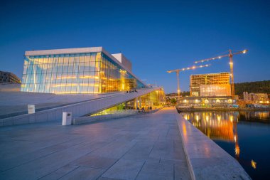 OSLO; NORway - 9 Mayıs 2018: Oslo silueti ve gece Norwa Opera binası
