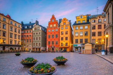 Stockholm eski şehir silüeti, gün batımında İsveç şehri manzarası