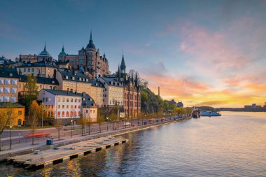 Stockholm eski şehir silüeti, gün batımında İsveç şehri manzarası