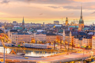 Stockholm eski şehir silüeti, gün batımında İsveç şehri manzarası