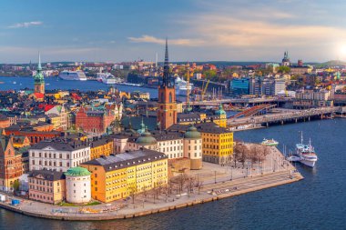 Stockholm eski şehir silüeti, gün batımında İsveç şehri manzarası