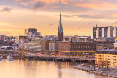 Stockholm eski şehir silüeti, gün batımında İsveç şehri manzarası