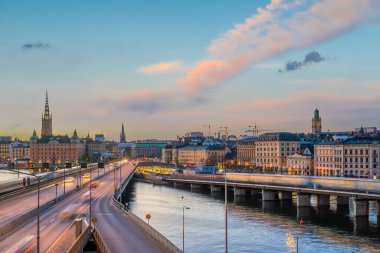 Stockholm eski şehir silüeti, gün batımında İsveç şehri manzarası