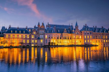 Hollanda 'da gün batımında Binnenhof Kalesi (Hollanda Parlamentosu) şehir merkezi Lahey' in silueti