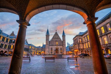 Hollanda, Lahey 'deki Binnenhof sarayının iç avlusunda.