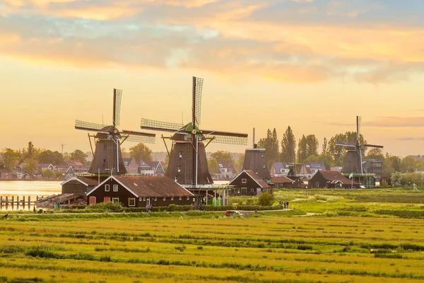 Desa Tua Tradisional Dengan Kincir Angin Amsterdam Belanda Saat Senja — Stok Foto