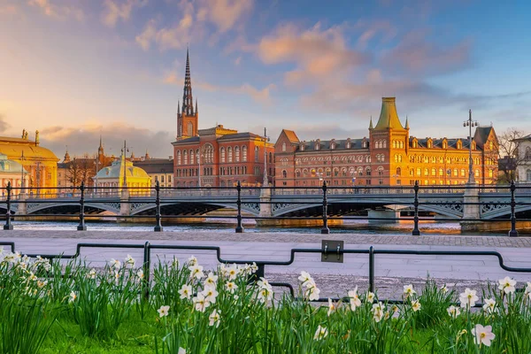 Stockholm eski şehir silüeti, gün batımında İsveç şehri manzarası
