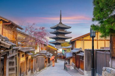 Japonya 'da günbatımında eski şehir Kyoto' da sakura mevsimi sırasında