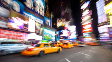 Manhattan 'da sarı taksi, ABD' de New York şehri (yavaş deklanşör hızı bulanıklığı tekniği)
