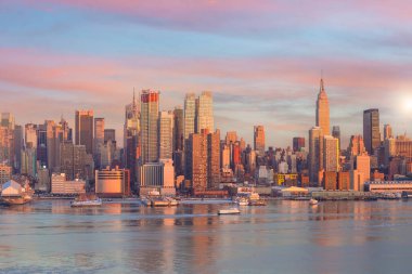 New York City silueti, ABD 'de gün batımında Manhattan şehri.