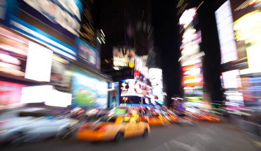 Manhattan 'da sarı taksi, ABD' de New York şehri (yavaş deklanşör hızı bulanıklığı tekniği)