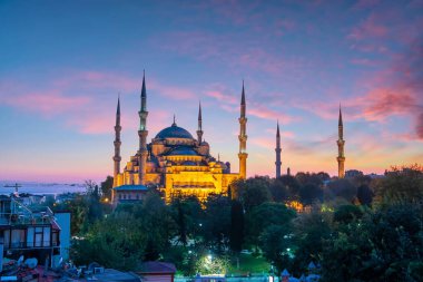 Türkiye 'nin İstanbul kentindeki Sultanahmet Camii (Mavi Cami) gün batımında