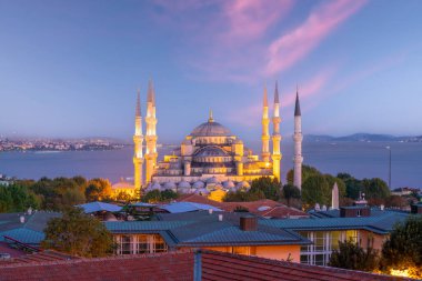 Türkiye 'nin İstanbul kentindeki Sultanahmet Camii (Mavi Cami) gün batımında