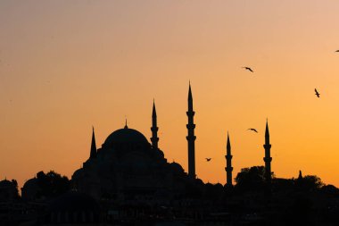 Türkiye 'nin İstanbul kentindeki Sultanahmet Camii' nin (Mavi Cami) gün batımında siluet manzarası