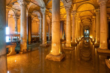 İstanbul, Türkiye 'deki Bazilika Sarnıcı içindeki Sütunlar