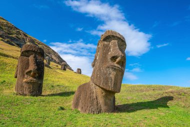 Paskalya Adası 'ndaki antik moai Şili sahilinin 3200 km açığında.