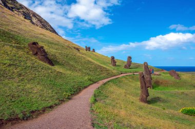 Paskalya Adası 'ndaki antik moai Şili sahilinin 3200 km açığında.