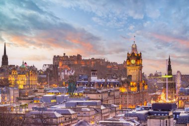 Eski Edinburgh şehri ufuk çizgisi. Gün batımında İskoçya 'da şehir manzarası