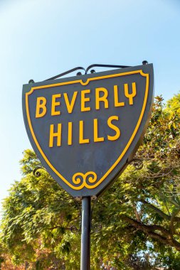 BEVERLY HILLS, CA - 24 Ekim 2014: Beverly Hills sokak tabelası Los Angeles, Kaliforniya ABD