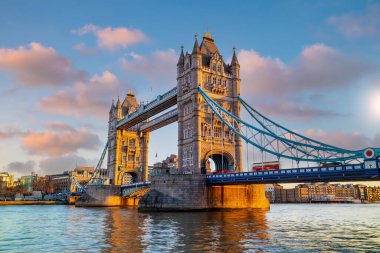 Londra şehri Tower Bridge ile ufuk çizgisi, İngiltere 'de şehir manzarası