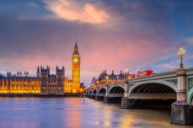 Büyük Ben ve Parlamento Evleri ile Londra şehri İngiltere 'de şehir manzarası