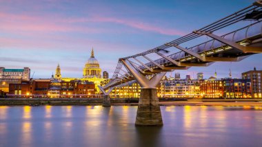 İngiltere 'de Saint Pauls katedrali olan Londra şehri ufuk çizgisi 