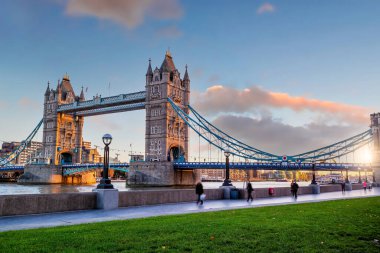 Londra şehri Tower Bridge ile ufuk çizgisi, İngiltere 'de şehir manzarası