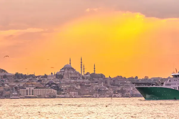 日没のトルコのイスタンブールの街並み — ストック写真