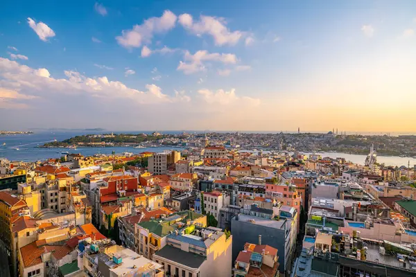 Türkiye 'nin İstanbul şehir merkezi gün batımında