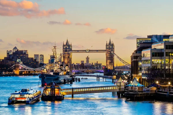 イギリスのタワーブリッジとロンドンの街のスカイライン 街並み — ストック写真