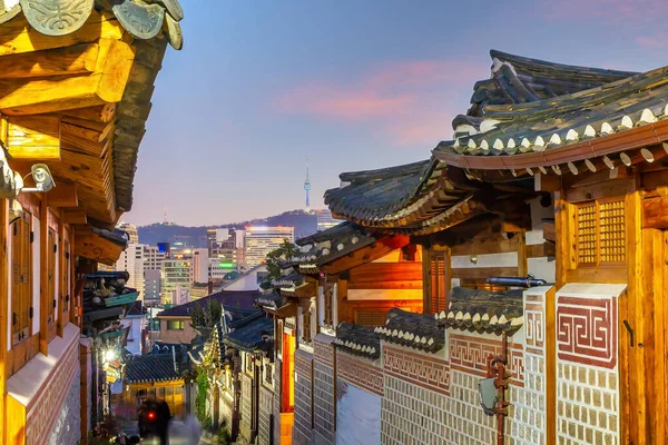 Bukchon Hanok Village Seoul Südkorea Bei Sonnenaufgang lizenzfreie Stockbilder