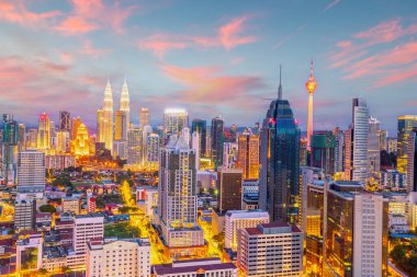Kuala Lumpur şehir merkezi gün batımında Malezya 'nın gökyüzü manzarası