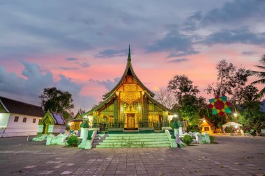 Dünya mirası Wat Chiang Tong 'da, Luang Prabang gün batımında Laos' ta.