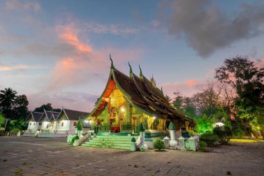 Dünya mirası Wat Chiang Tong 'da, Luang Prabang gün batımında Laos' ta.